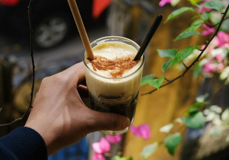 cà phê trứng Hà Nội quán Giảng ấm nóng