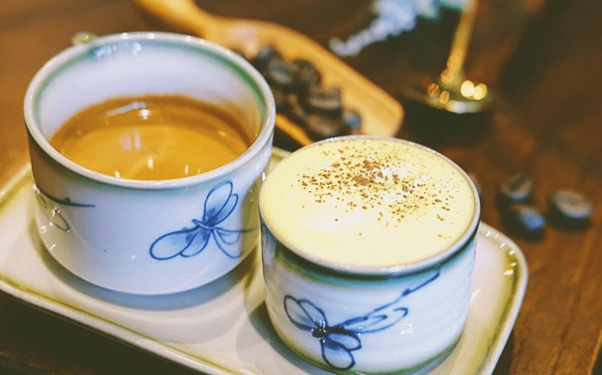 cà phê trứng kèm bánh quy bơ Việt Nam