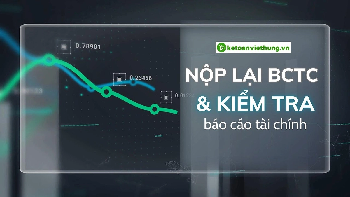 Chủ quán cafe máy kiểm tra báo cáo cuối ngày