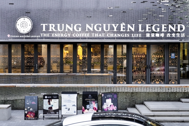 Chủ quán kiểm tra kho Trung Nguyên E Coffee