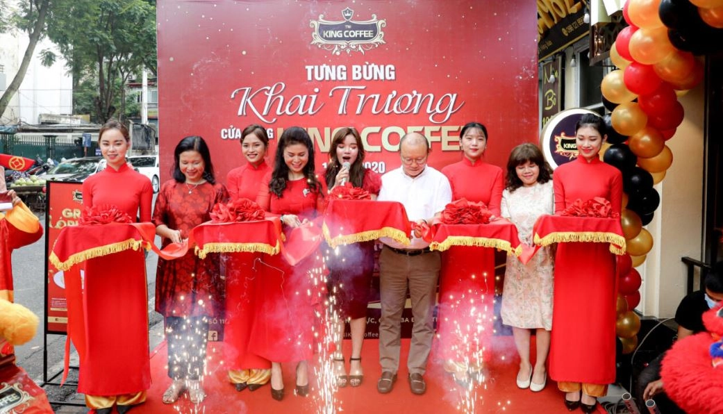 chủ quán mới vui mừng ngày khai trương E Coffee