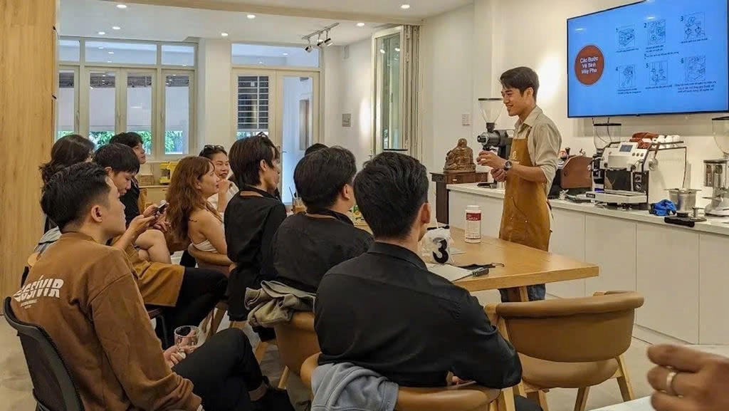 chủ quán rà soát lỗi vận hành quán cà phê