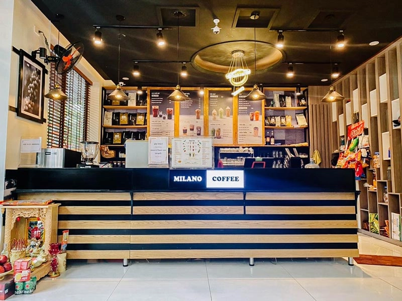 chủ quán tư vấn khách tại Milano Coffee sáng sớm