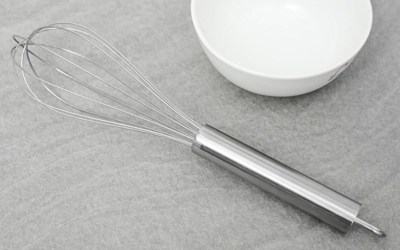 chuẩn bị mẻ kem trứng lớn trong bếp quán