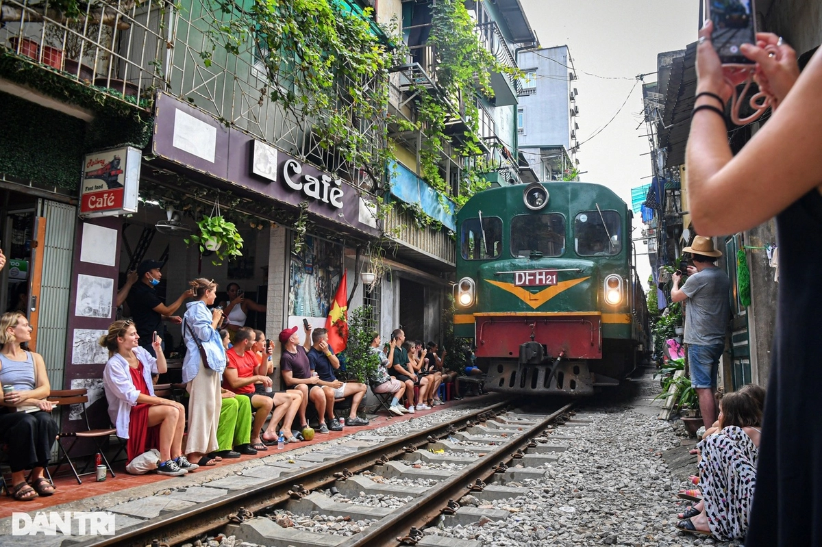 con phố cà phê yên bình gần quán Trung Giang