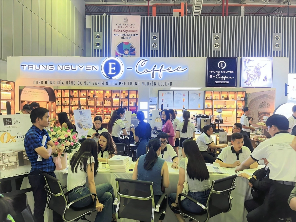cửa hàng Trung Nguyên E Coffee phố đông khách