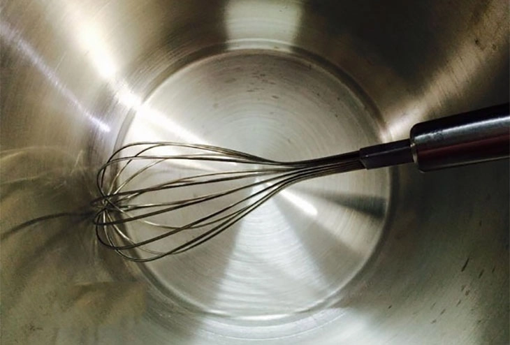đánh bông trứng bằng phới tay bình lắc và french press