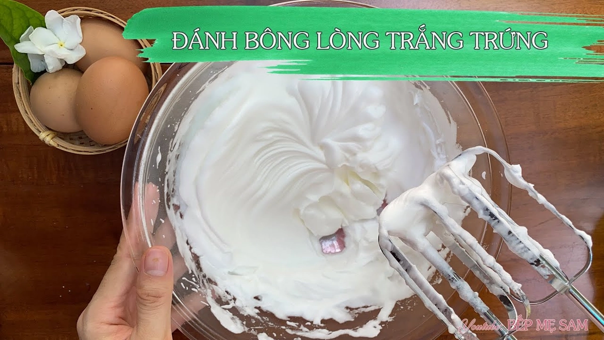 đánh lòng đỏ cho cà phê trứng bông mịn