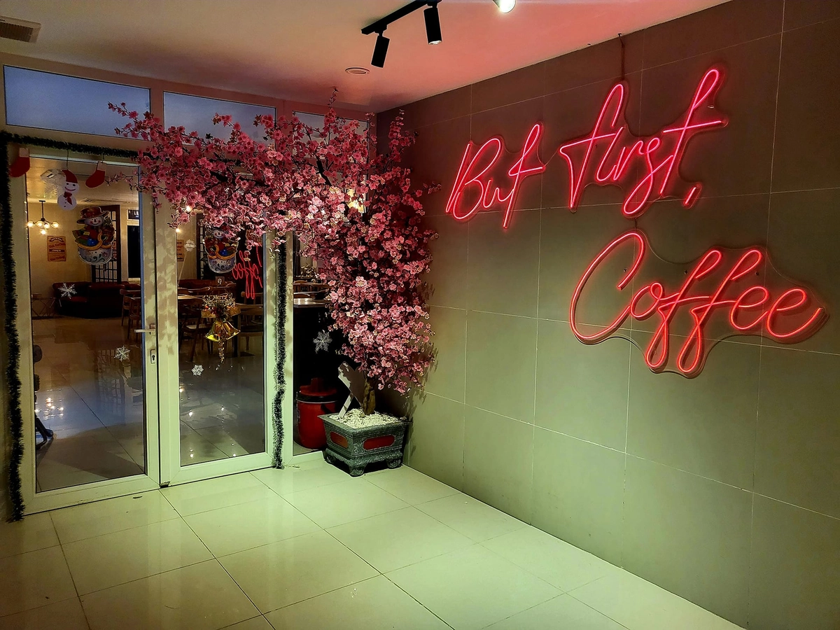 đội khảo sát mặt bằng Trung Nguyên E Coffee ngoài phố