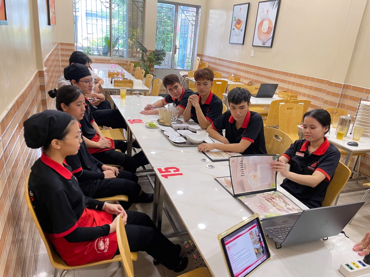 đội ngũ Ông Bầu đào tạo barista tại quán