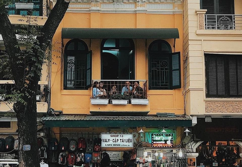 du khách thưởng thức cà phê trứng sữa phố cổ