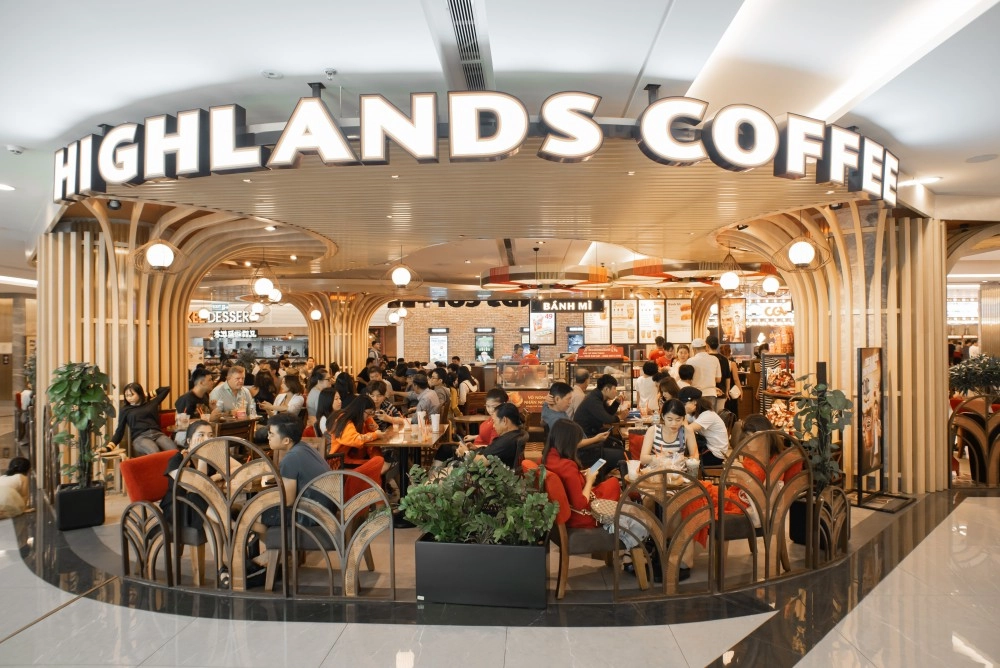 góc nhìn nội bộ quán espresso highlands coffee giờ cao điểm