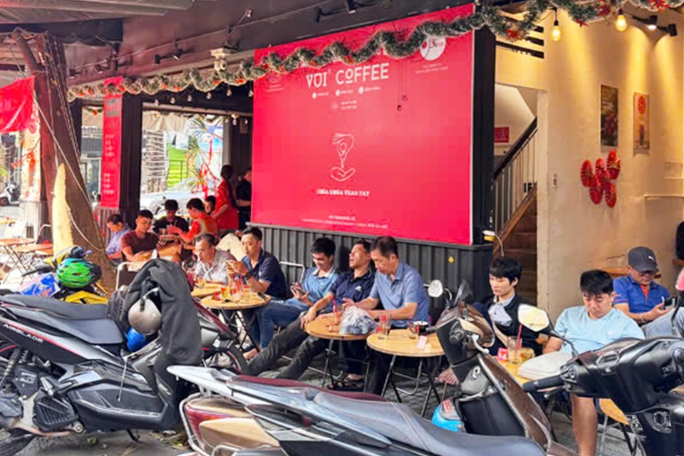 hai xe cà phê nhượng quyền và tự mở cạnh nhau