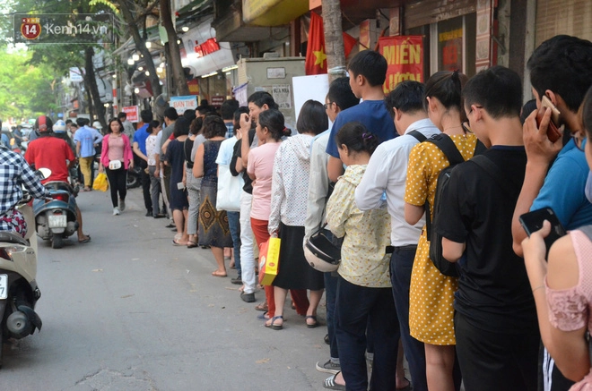hàng dài khách chờ khai trương Ông Bầu