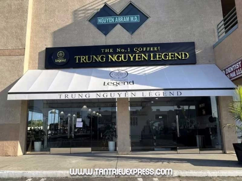 hàng dài khách dự khai trương Trung Nguyên E Coffee