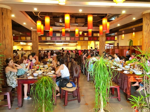 hàng dài khách tại quán cà phê phố giờ cao điểm