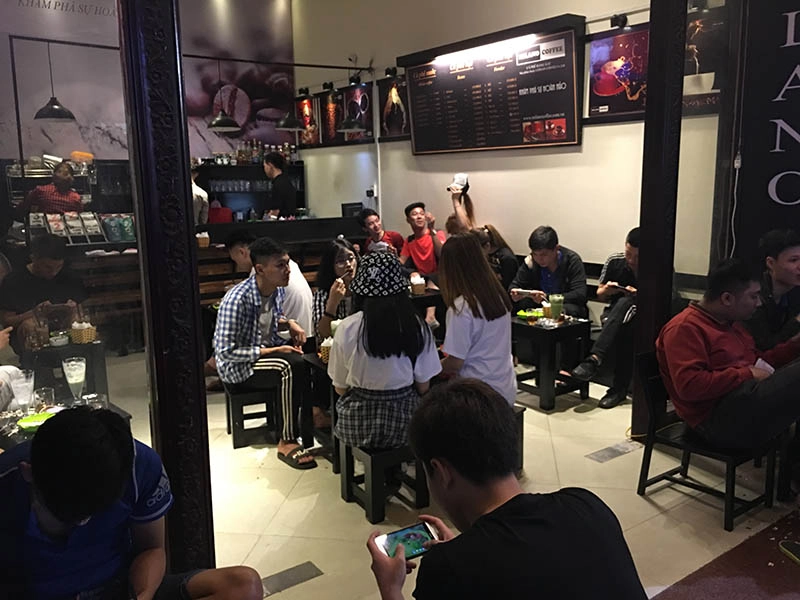 hàng dài trước quán Milano Coffee ngày khai trương