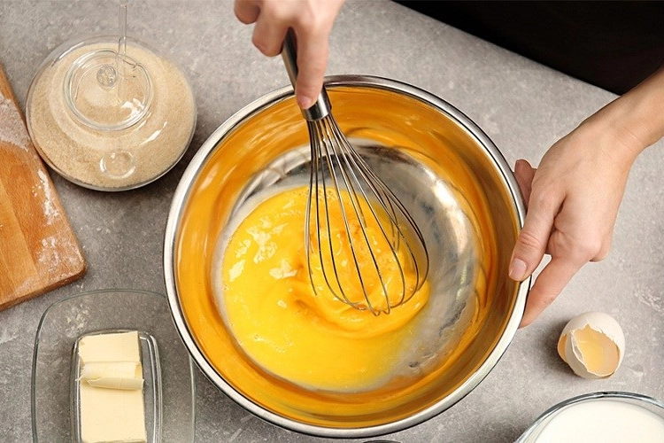 Hũ kem trứng sữa đậy kín trong tủ lạnh