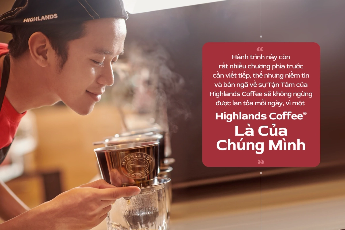 Khách hàng cầm ly sứ Nescafe hài lòng