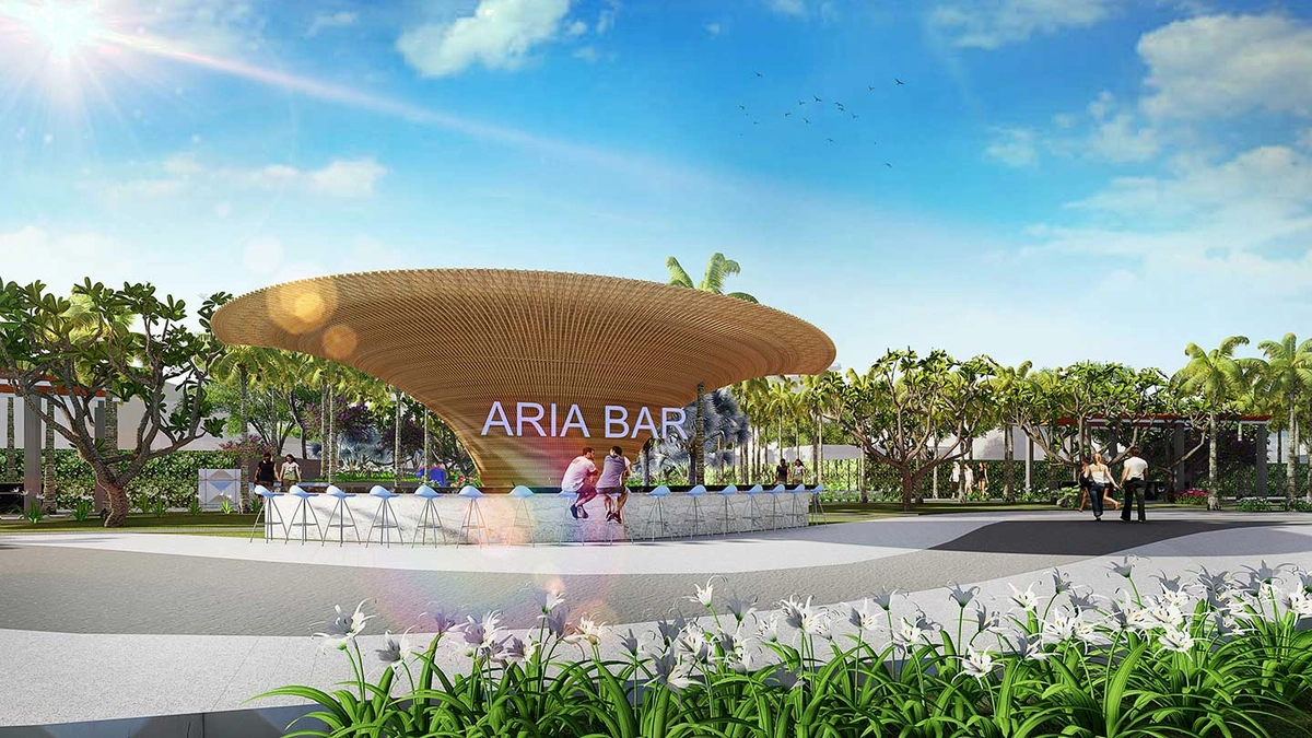 Khách hàng hỏi đáp tại quầy bar cafe