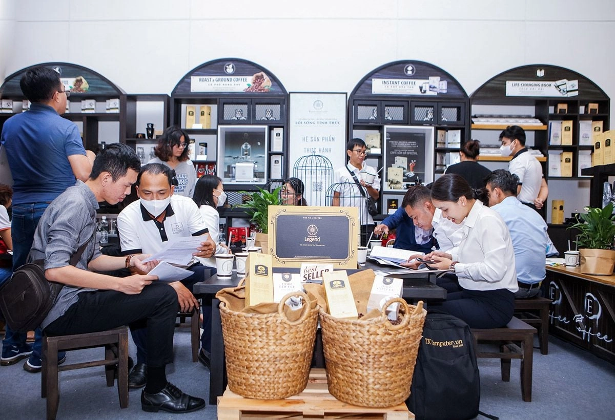 Khách hàng hỏi đáp tại Trung Nguyên E Coffee