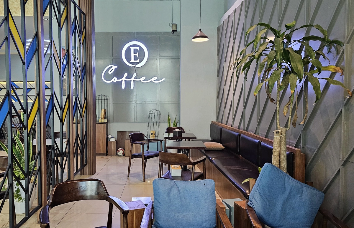 khách hàng hỏi đáp với quản lý Trung Nguyên E Coffee