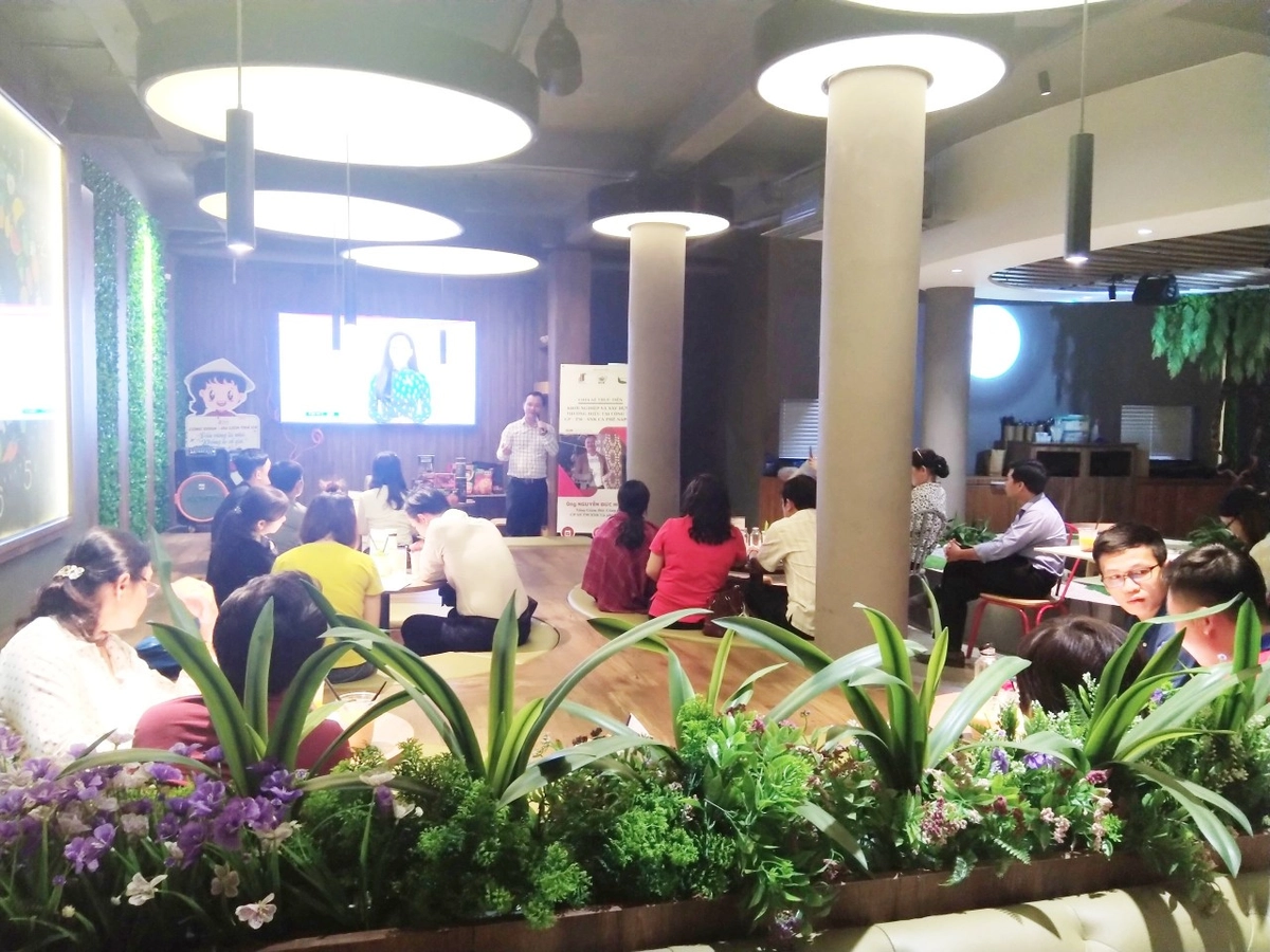 khách hàng tìm hiểu nhượng quyền Napoli Coffee tại quán