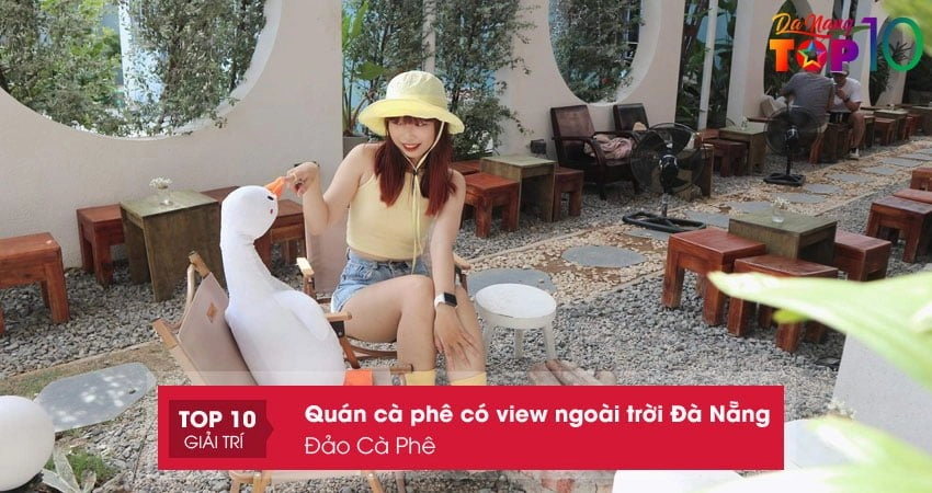 khách hỏi đáp tại xe cà phê ngoài trời