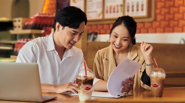 khách mang bình cá nhân nhận ưu đãi cà phê phố