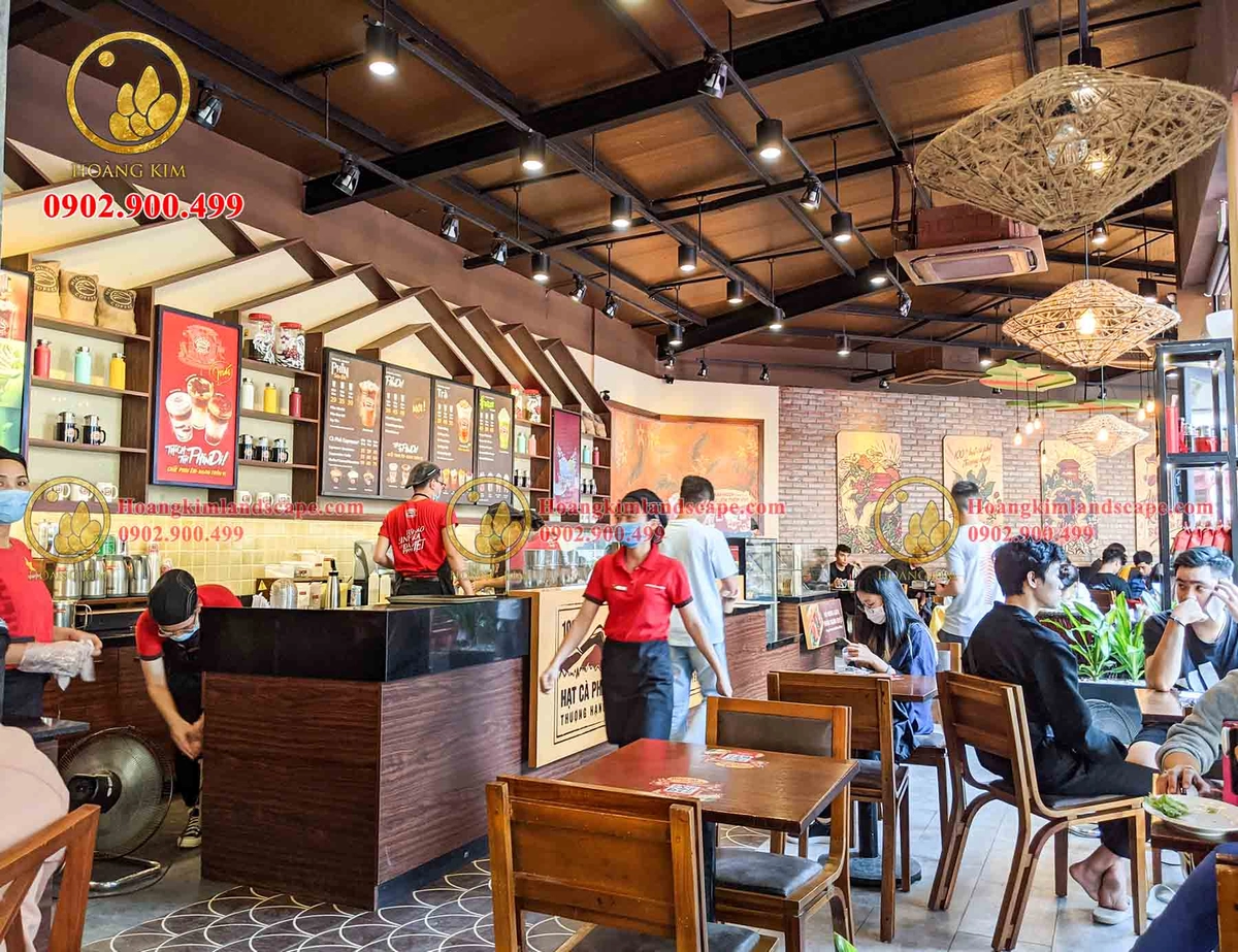 khách nhận bình giữ nhiệt tại quán Cà Phê Phố