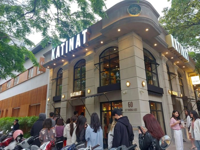 khách xếp hàng buổi sáng tại Milano Coffee