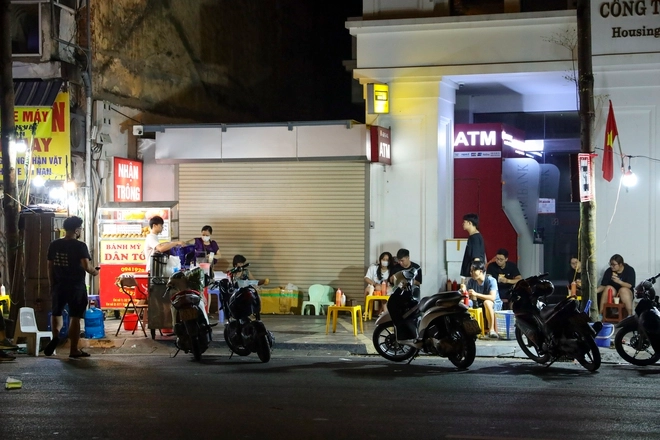 khách xếp hàng mua Cafe Milano buổi sáng