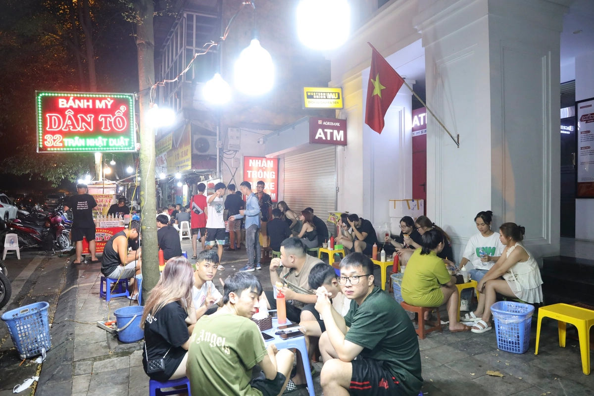 khách xếp hàng tại Guta Coffee giờ cao điểm