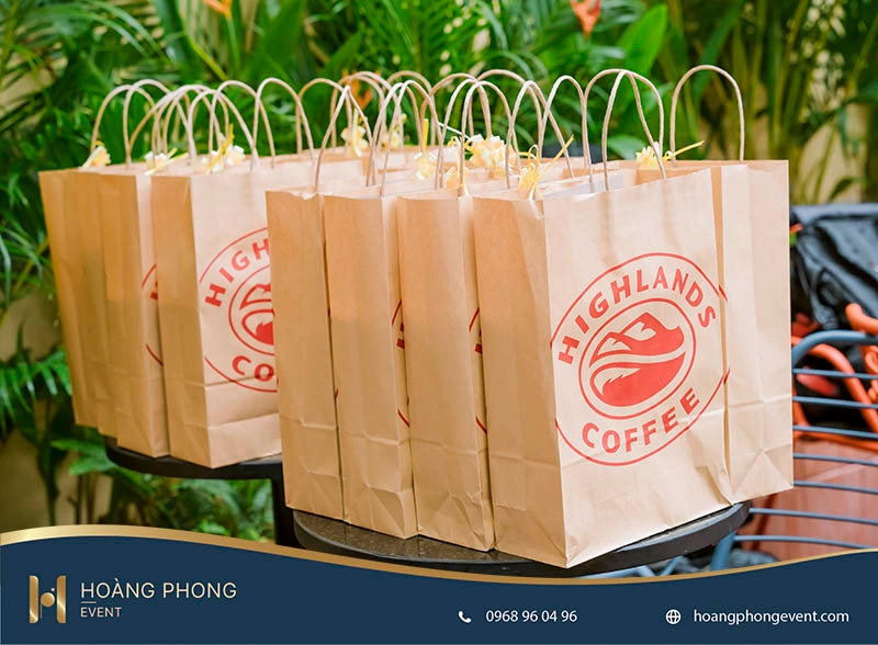 khai trương Napoli Coffee phát quà trước cửa hàng