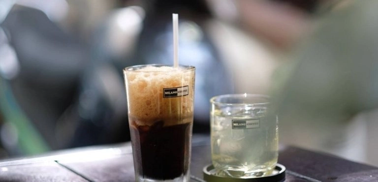 không gian quán Milano Coffee phong cách đen vàng