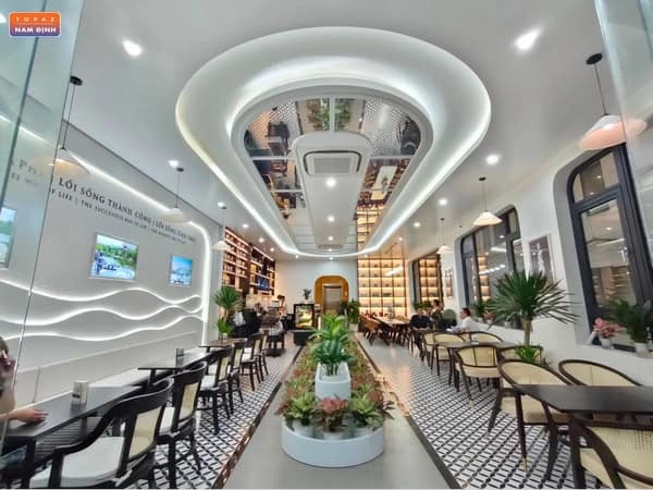 không gian quán Trung Nguyên E Coffee hiện đại