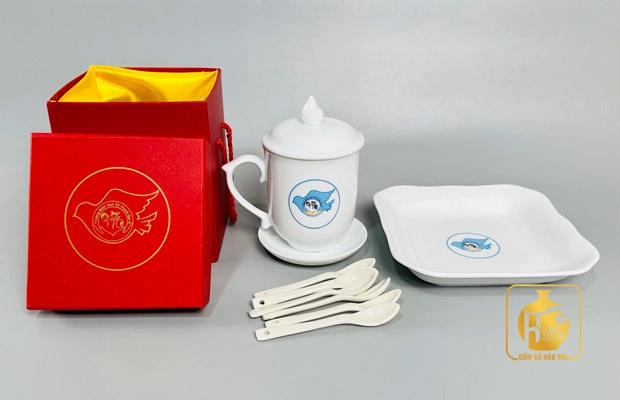 Khuấy đều G7 3in1 trong cốc sứ trắng