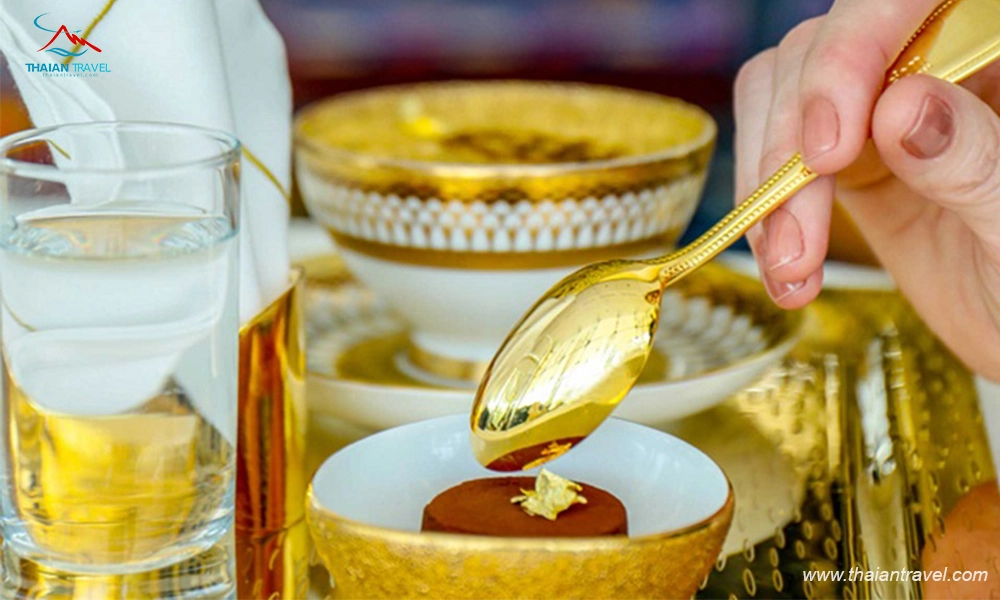 lớp kem trứng vàng óng phủ trên cà phê đậm