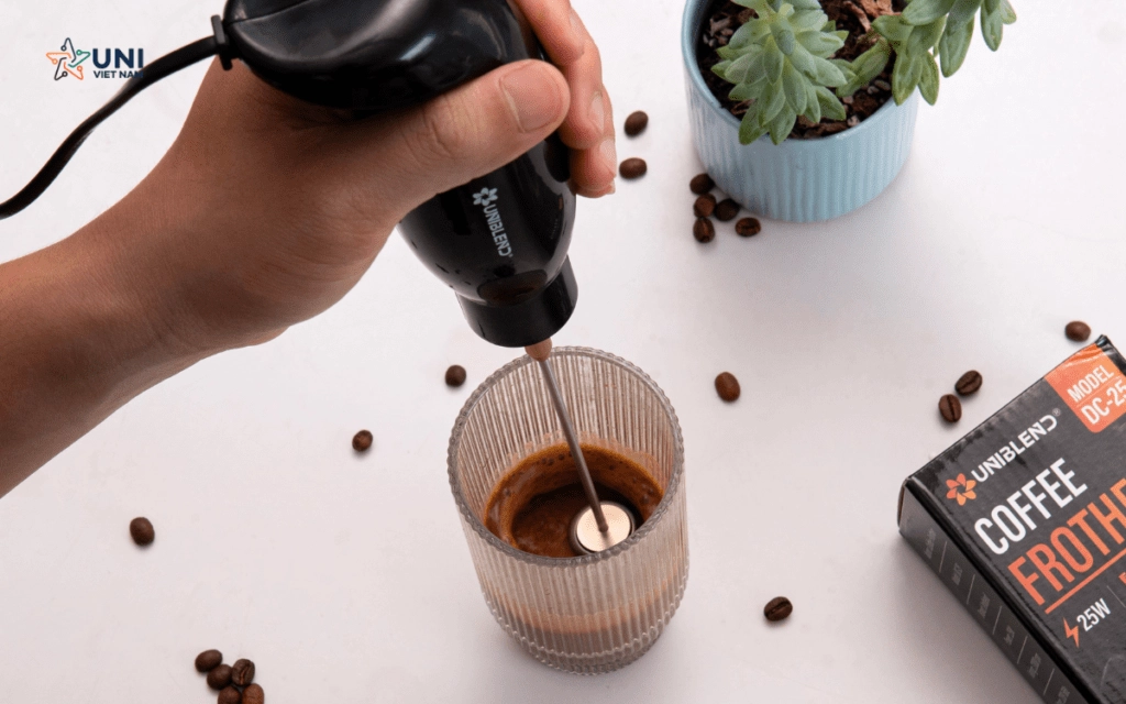 ly cà phê bọt biển và máy đánh trứng