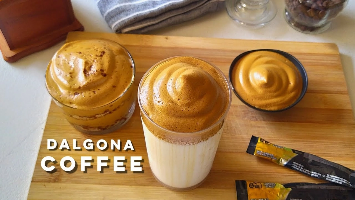 Ly cà phê Dalgona trang trí cacao và bánh quy