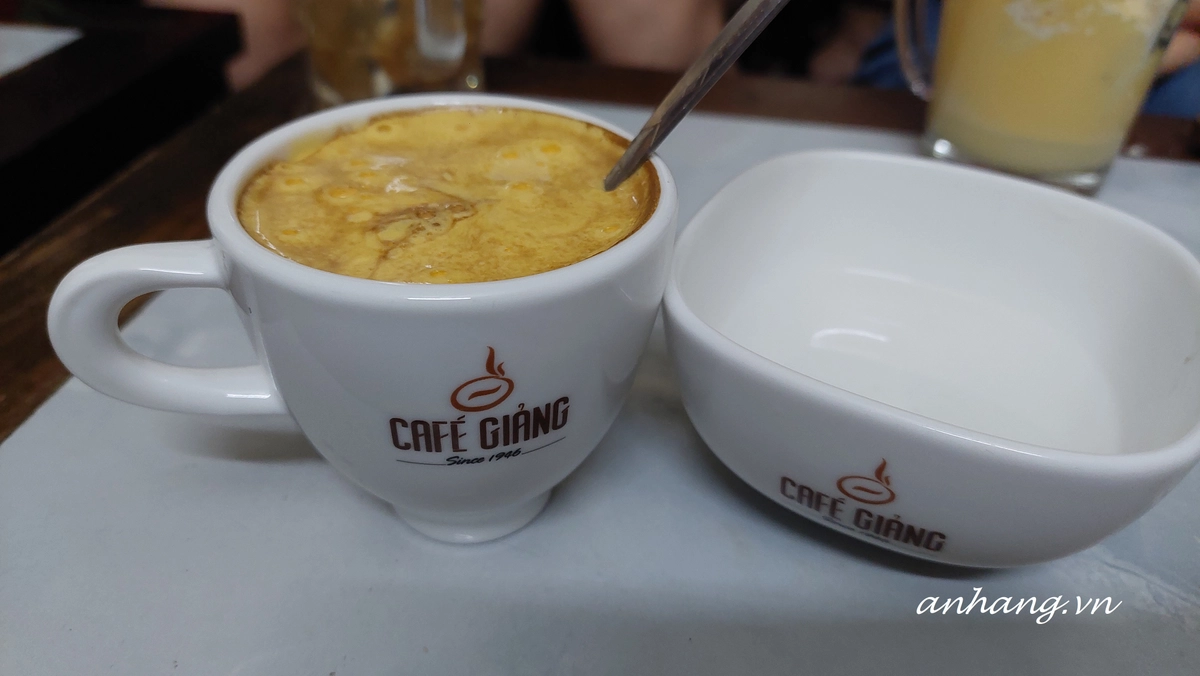 ly cà phê trứng béo mịn trên mặt bàn