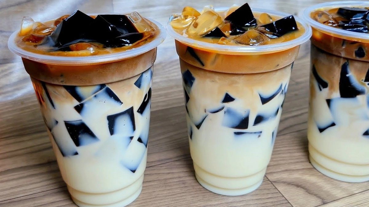 ly cà phê trứng đá mát lạnh phủ cacao
