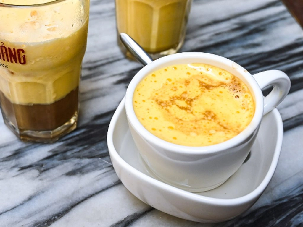 Ly cà phê trứng nóng bốc khói sánh mịn