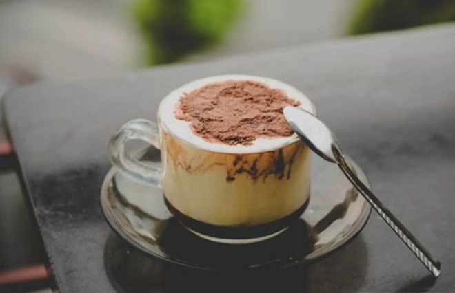 ly cà phê trứng rắc cacao quế