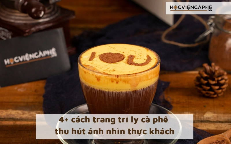 ly cà phê trứng trang trí cacao và quế trên khay gỗ