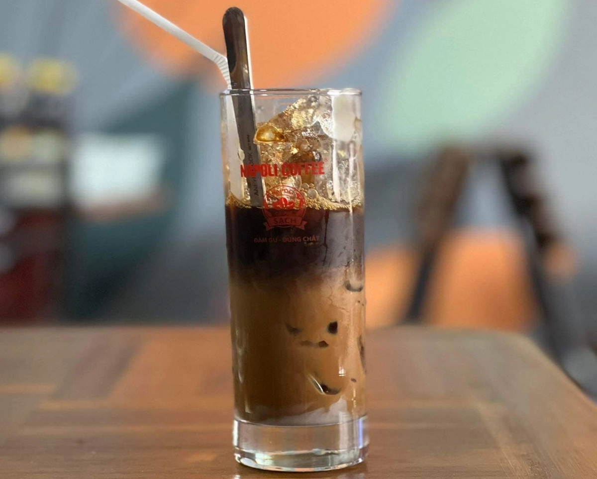 ly thủy tinh sữa đá đổ bọt cà phê