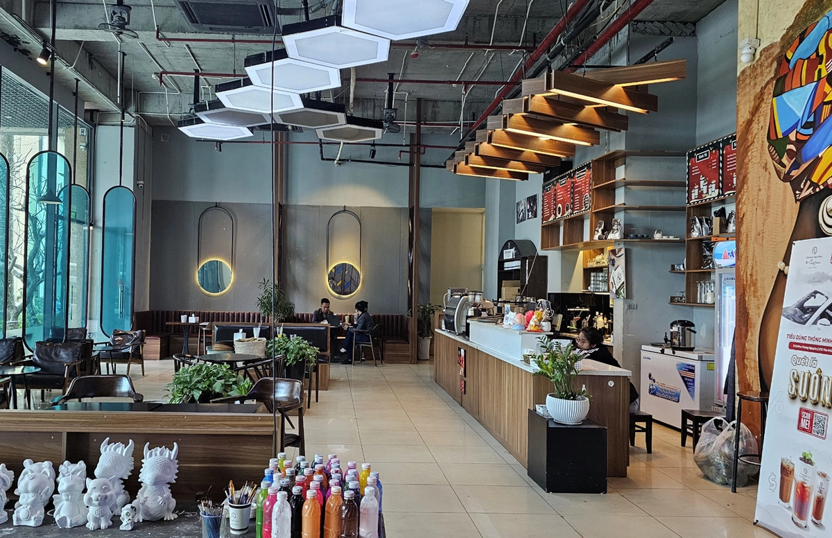 mặt tiền Trung Nguyên E Coffee góc phố sầm uất