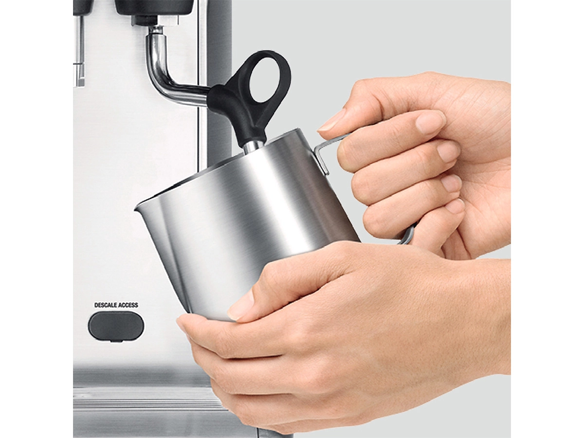 Người thưởng thức cà phê bên máy Breville