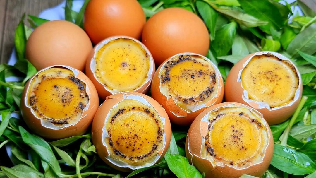 Nguyên liệu cà phê trứng nướng bày trên bàn gỗ