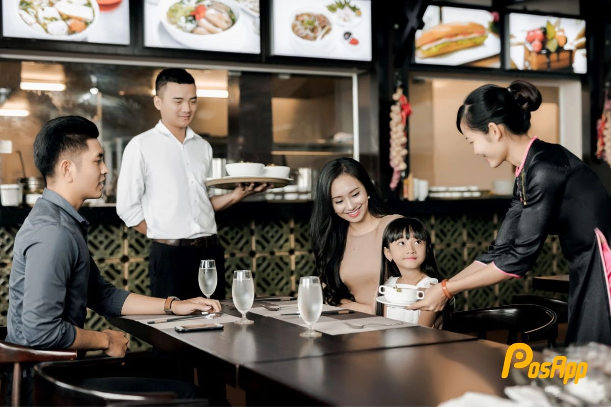 nhân viên pha chế đo thời gian phục vụ